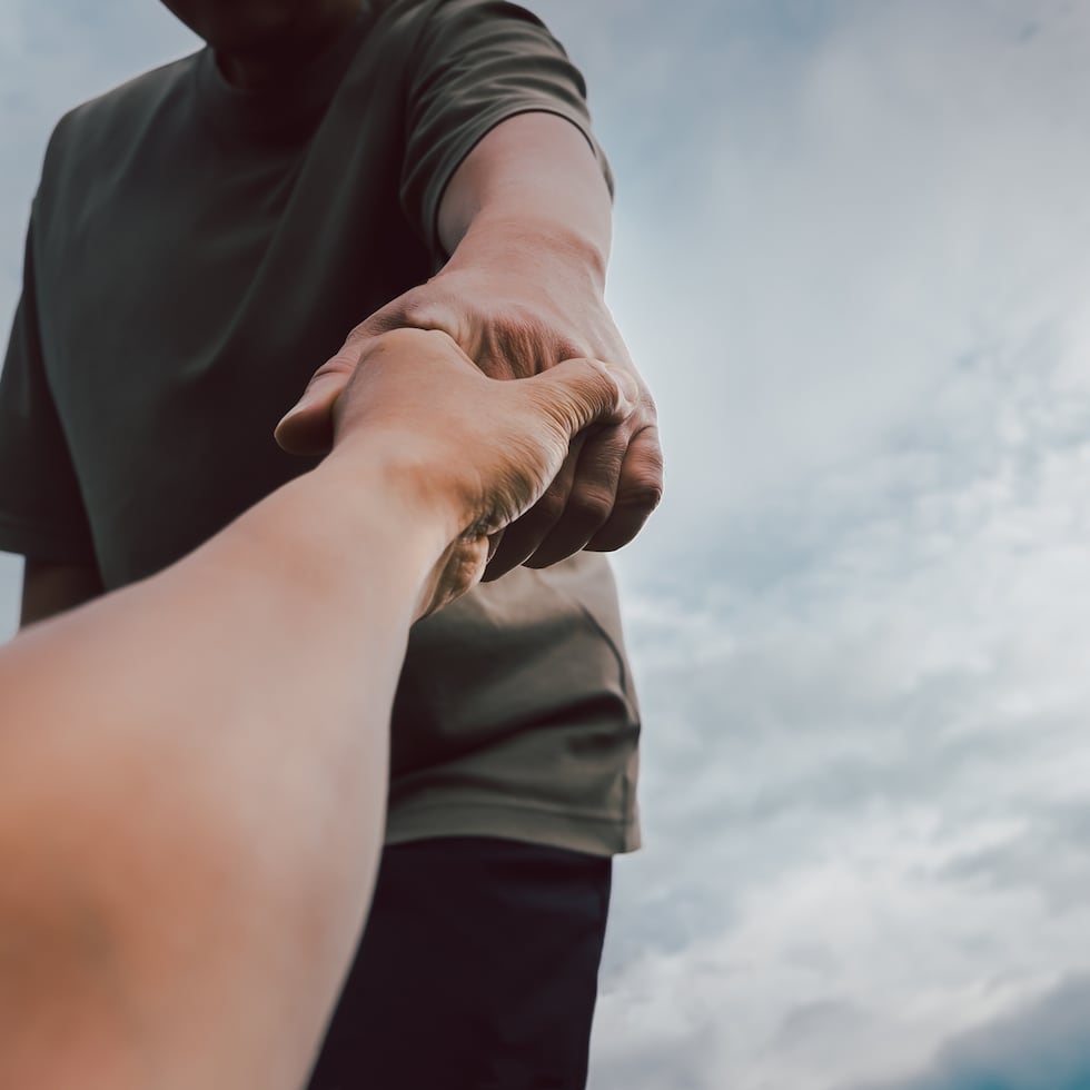 Como prevención de suicidio, a quien se manifieste con algunas señales, se exhorta dirigirte de una manera efectiva, con empatía y respeto al dolor.