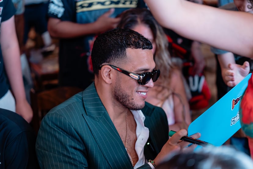 El mexicano David Benavidez firma un autógrafo en Tijuana’s Bar & Grill, en Mall of San Juan.