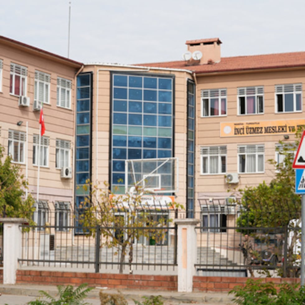 Varias personas pasan junto a un instituto de formación profesional y técnica en el distrito de Turgutlu, en la provincia de Manisa, al oeste de Turquía.