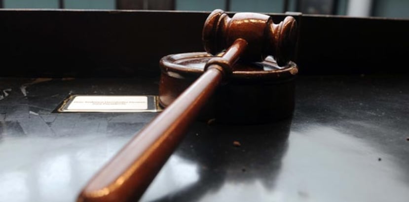 Observa el proceso judicial que se presentará en una de las salas del tribunal. (Archivo)