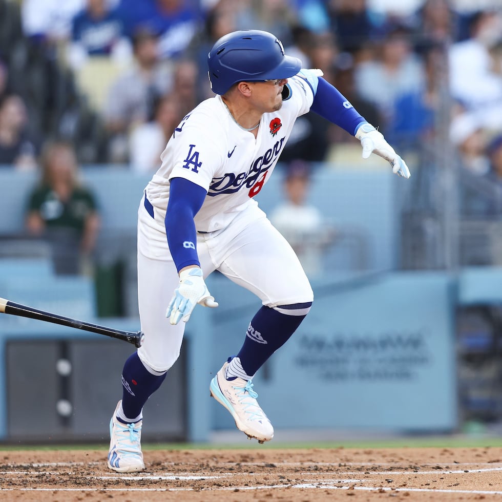 Kike Hernández suelta su bate para empezar a correr tras conectar un doblete en la tercera entrada contra los Rockies de Colorado.