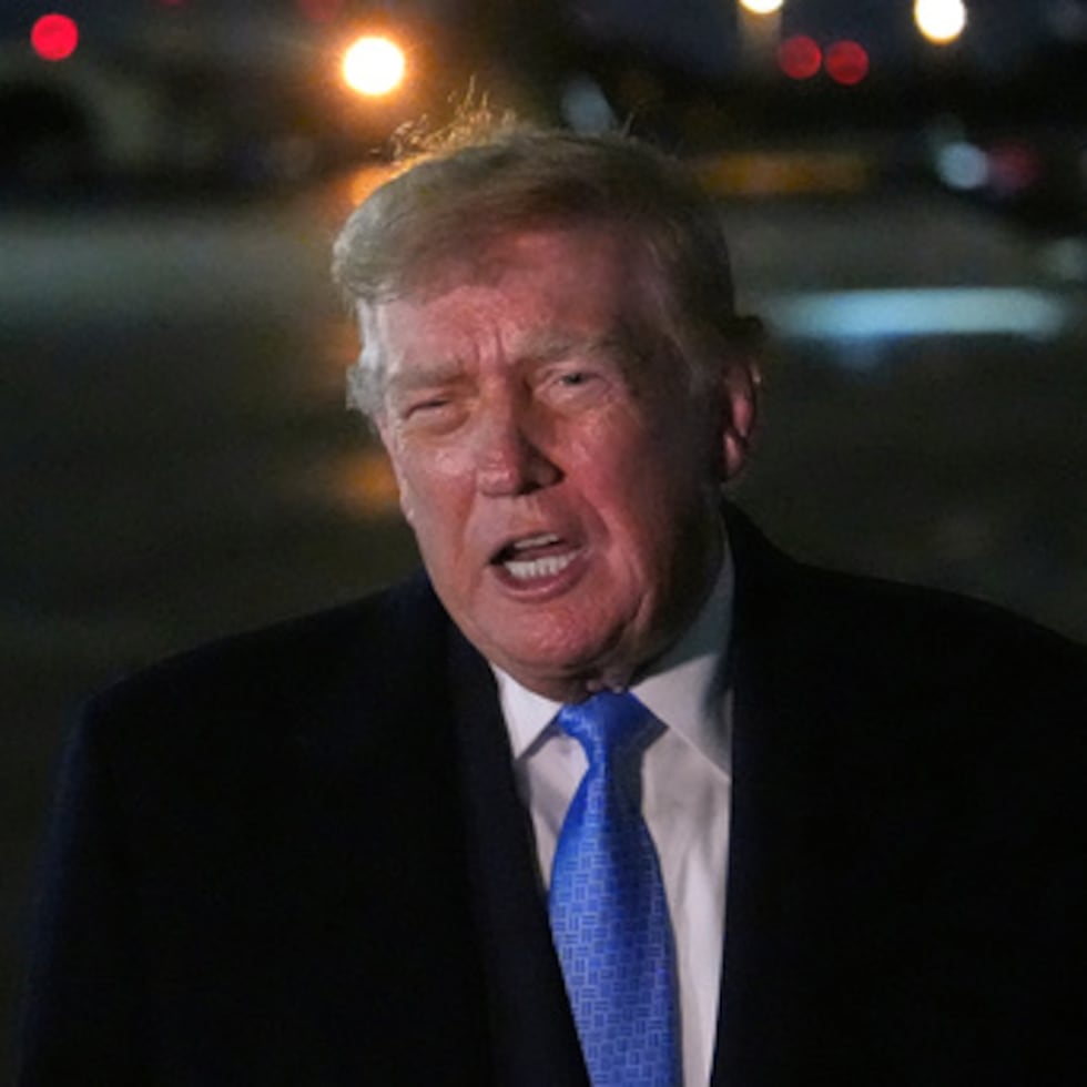 El presidente Donald Trump habla con los periodistas a su llegada a la Base Conjunta Andrews, en Maryland.