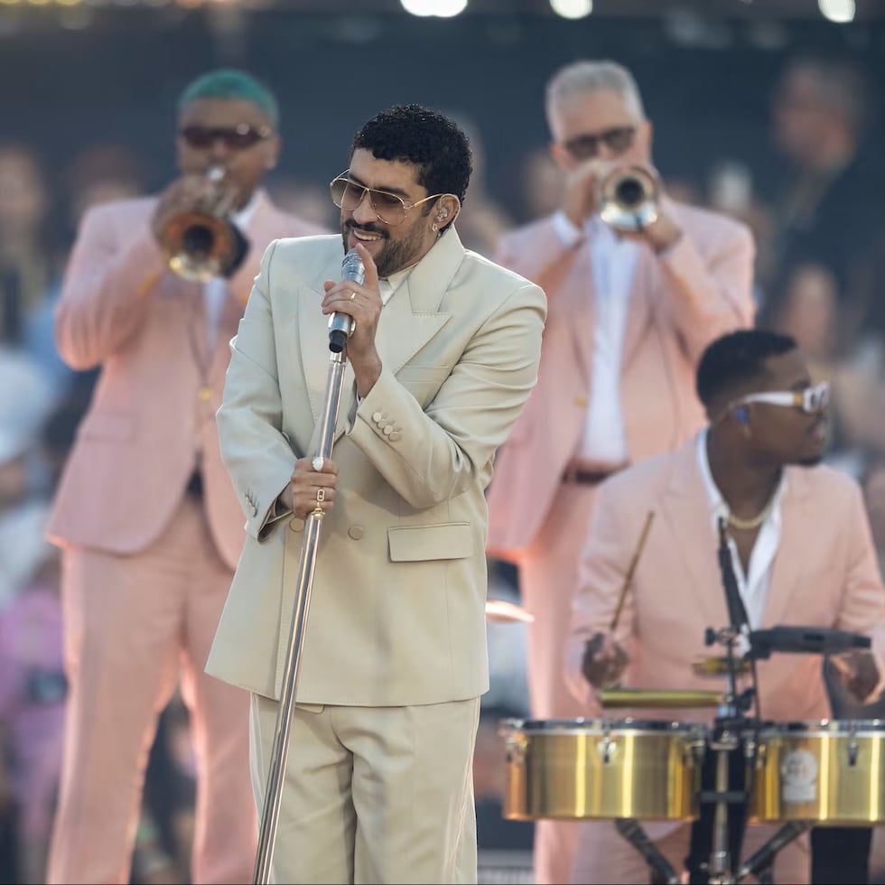 El cantante puertorriqueño Bad Bunny, durante el concierto ofrecido este viernes en el Estadi Olímpic de Barcelona.