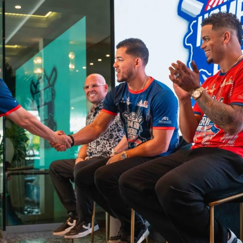 Uno de los jóvenes impactados por la Fundación La Makina, Daniel Santiago, saluda a José Orlando Berríos durante la conferencia de prensa que se ofrecieron detalles sobre el Home Run Derby de este sábado.