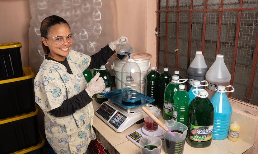 Emprendedora dominicana de la Fundación Microfinanzas BBVA, en su negocio de fabricación de productos de limpieza y aseo.