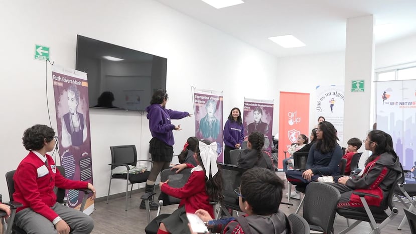 Taller organizado por la Fundación Abertis y UNICEF en Ciudad de México para reducir la brecha de género en las carreras STEM, donde, según datos de la OCDE, solo un tercio -entre el 30 y el 35 %- son mujeres. EFE