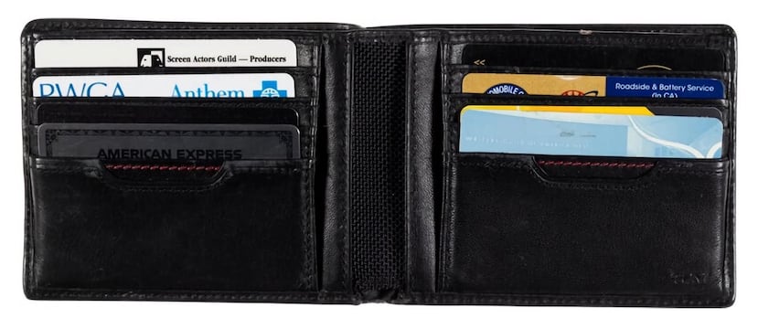Fotografía cedida por Heritage Auctions de una cartera plegable de cuero negro con múltiples compartimentos que forma parte de un lote de siete objetos personales de Matthew Perry que saldrá a subasta por 1.650 dólares. EFE/Heritage Auctions /SOLO USO EDITORIAL /NO VENTAS /SOLO DISPONIBLE PARA ILUSTRAR LA NOTICIA QUE ACOMPAÑA /CRÉDITO OBLIGATORIO