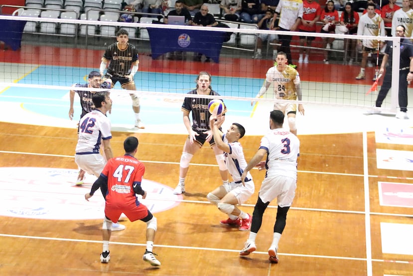 El colocador de Lares, Luis Carlos Ruiz, acomoda un balón ante Yauco.