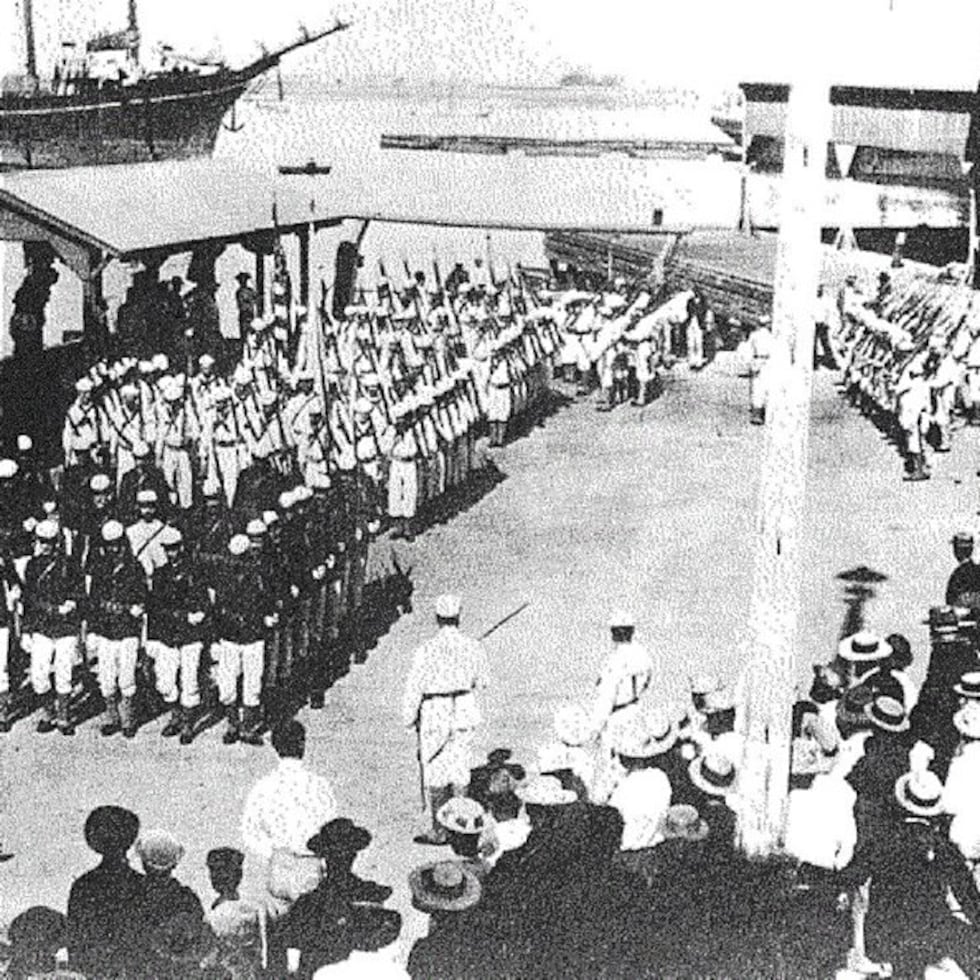 Los marines del U.S.S. Philadelphia desembarcaron en el puerto de Honolulu para participar en las ceremonias del Día de la Anexión en 1898. Imagen escaneada de la historia hawaiana moderna compilada por Ann Rayson, atribución de la fotografía a los Archivos del Estado de Hawái.