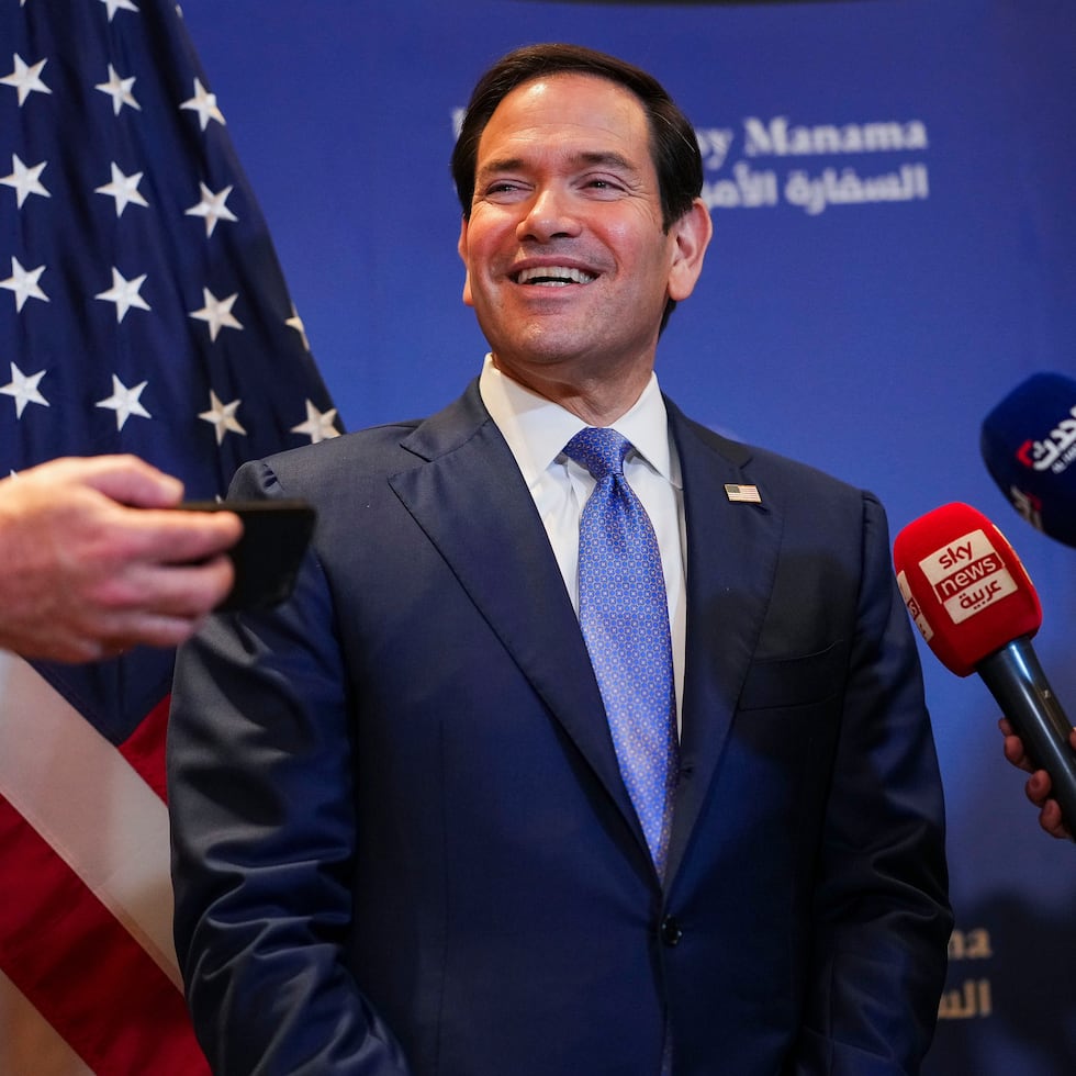 El secretario de Estado de Estados Unidos, Marco Rubio, habla con miembros de la prensa antes de partir hacia el Aeropuerto Internacional de Baréin tras su visita a Oriente Medio, en Manama, Baréin, el jueves.