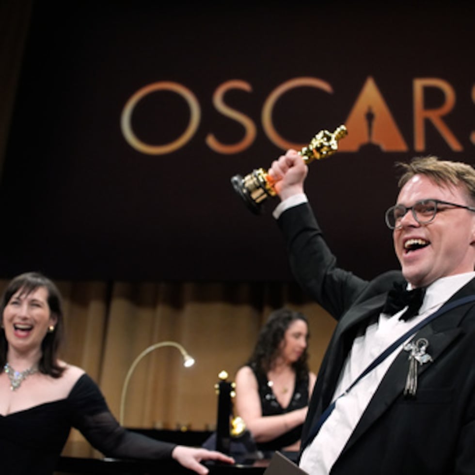 Pavel Talankin, ganador del premio al largometraje documental por "Mr. Nobody against Putin", asiste al Baile de los Gobernadores tras los Oscar el 15 de marzo de 2026, en Los Ángeles.