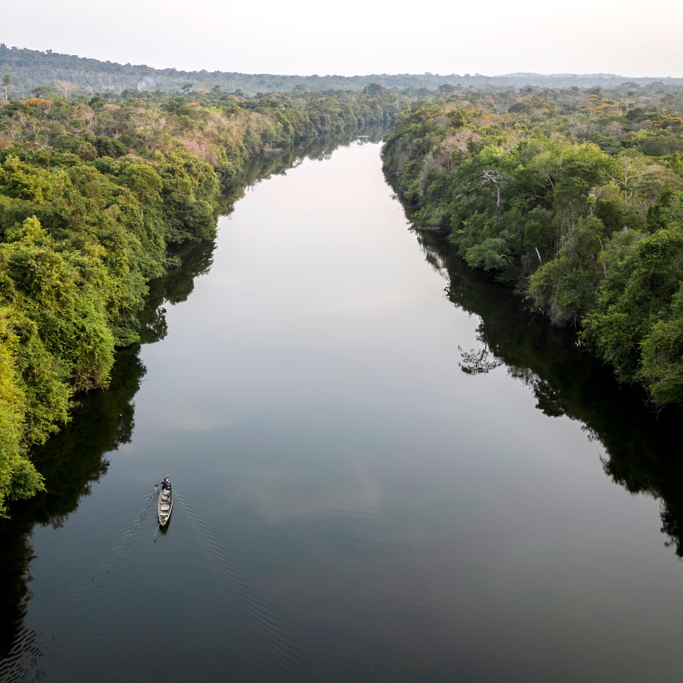 Fotografía aérea de archivo del 7 de noviembre de 2024 que muestra el río Tapajós, en la Amazonía brasileña.
