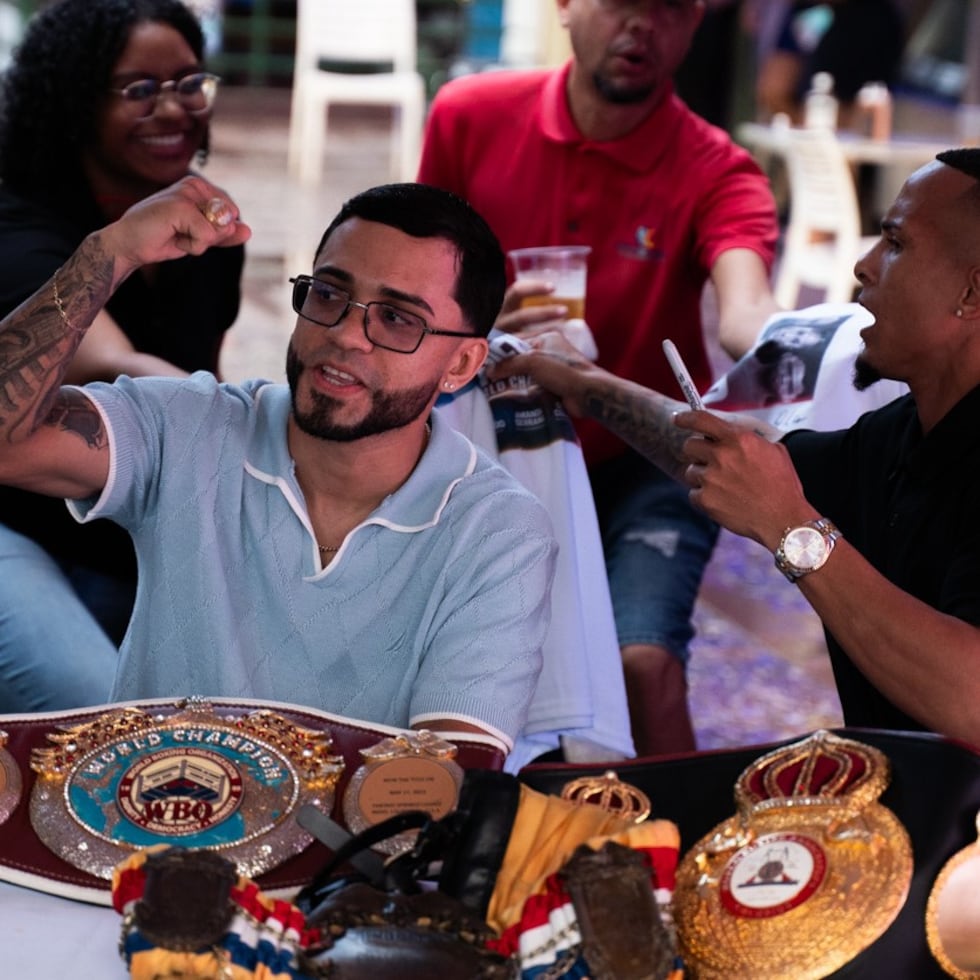 Oscar Collazo durante un reconocimiento de la OMB y el municipio de San Juan por ser campeón indiscutible puertorriqueño junto a Amanda Serrano y René "Chulo" Santiago.