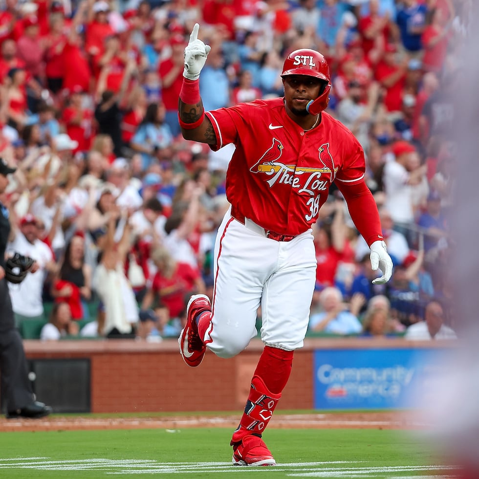 Nelson Velázquez, de los Cardinals de San Luis, corre las bases luego de conectar un jonrón de tres carreras ante los Cubs de Chicago.