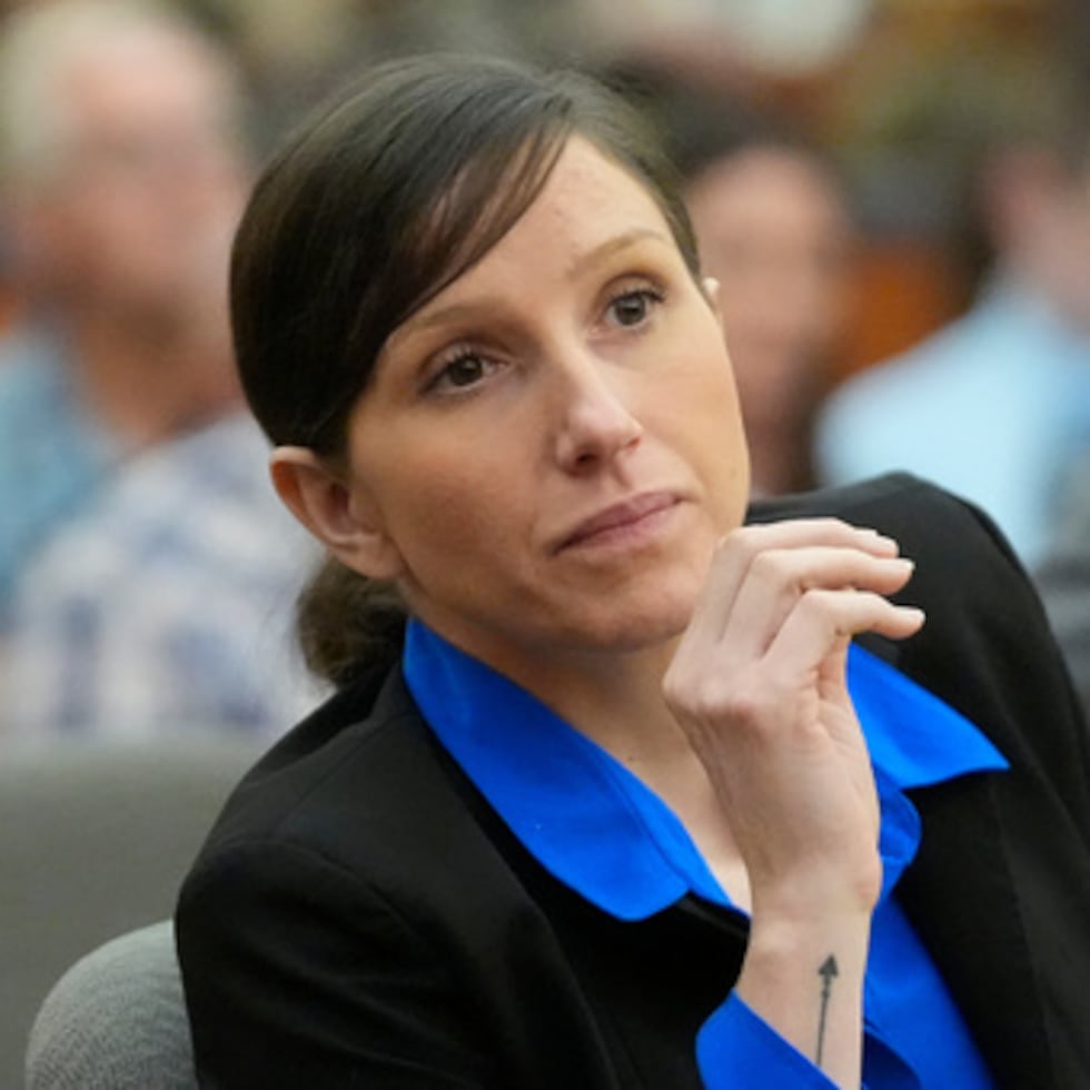 ARCHIVO - Kouri Richins, una madre de tres hijos de Utah que escribió un libro infantil sobre cómo sobrellevar el dolor tras la muerte de su marido y posteriormente fue acusada de envenenarlo mortalmente, observa durante una vista judicial el 27 de agosto de 2024, en Park City, Utah. (AP Photo/Rick Bowmer, Pool, Archivo)