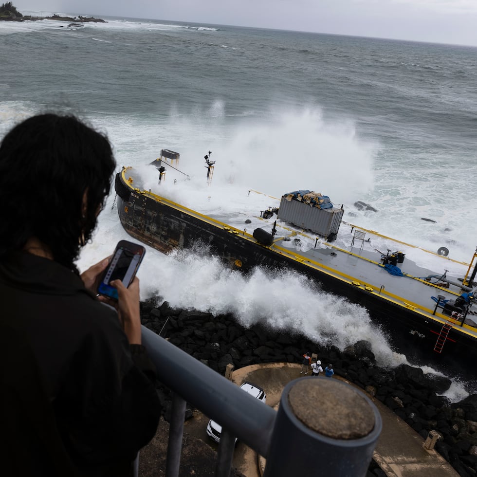 Una barcaza de transporte de combustible encalló en una zona de rompeolas detrás del Castillo San Felipe del Morro en el Viejo San Juan.
