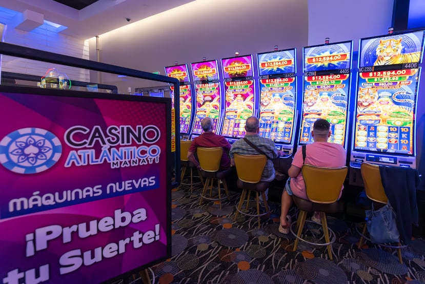 El casino renueva constantemente sus máquinas y los juegos para ofrecer opciones modernas y variadas a los visitantes.