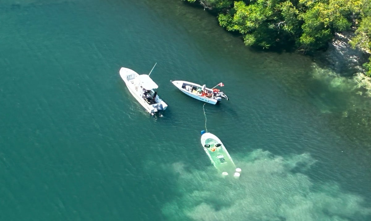 Buen samaritano remolca embarcación semisumergida en costa de Cabo Rojo