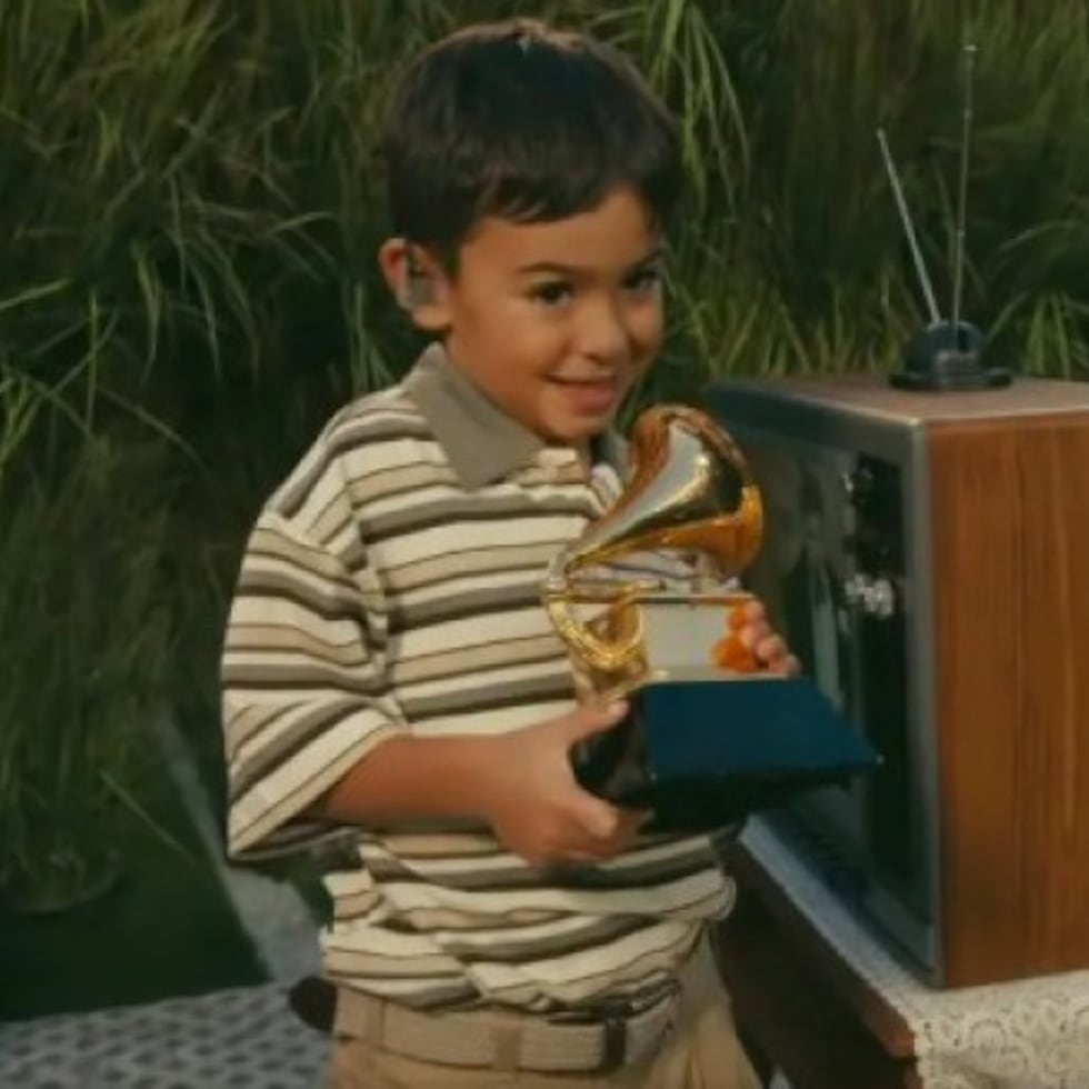 Lincoln Fox Ramadan representó a Bad Bunny en su niñez. El artista puertorriqueño le entregó uno de los Grammys que ganó recientemente.