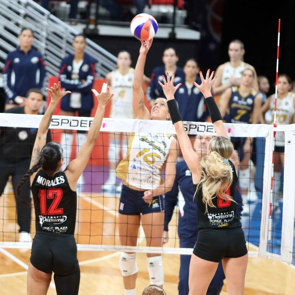 La importada de las Cangrejeras Helena Grozer ataca ante la defensa de las Leonas en el primer juego de la final.