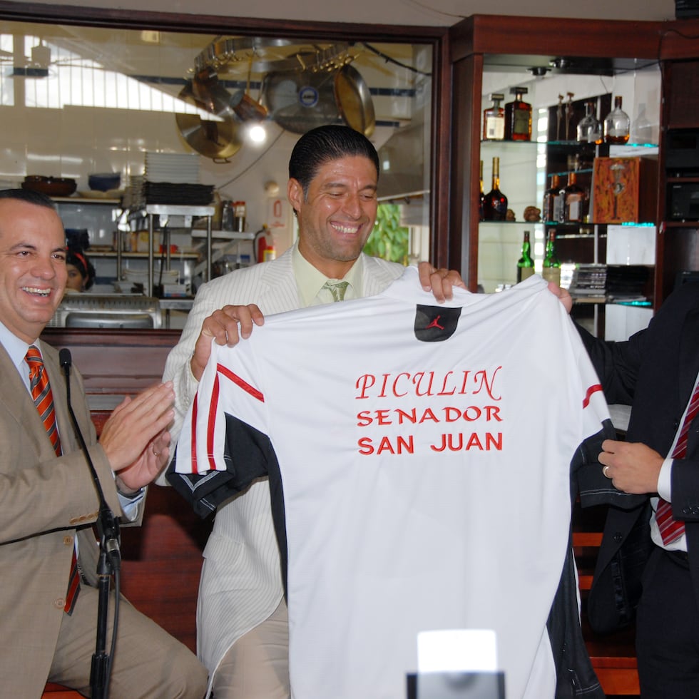 El entonces gobernador Aníbal Acevedo Vilá, junto al candidato a la alcaldía de San Juan por el PPD, Ferdinand Pérez, y el exjugador del Equipo Nacional, José 'Piculín' Ortiz, aspirante al Senado por San Juan.