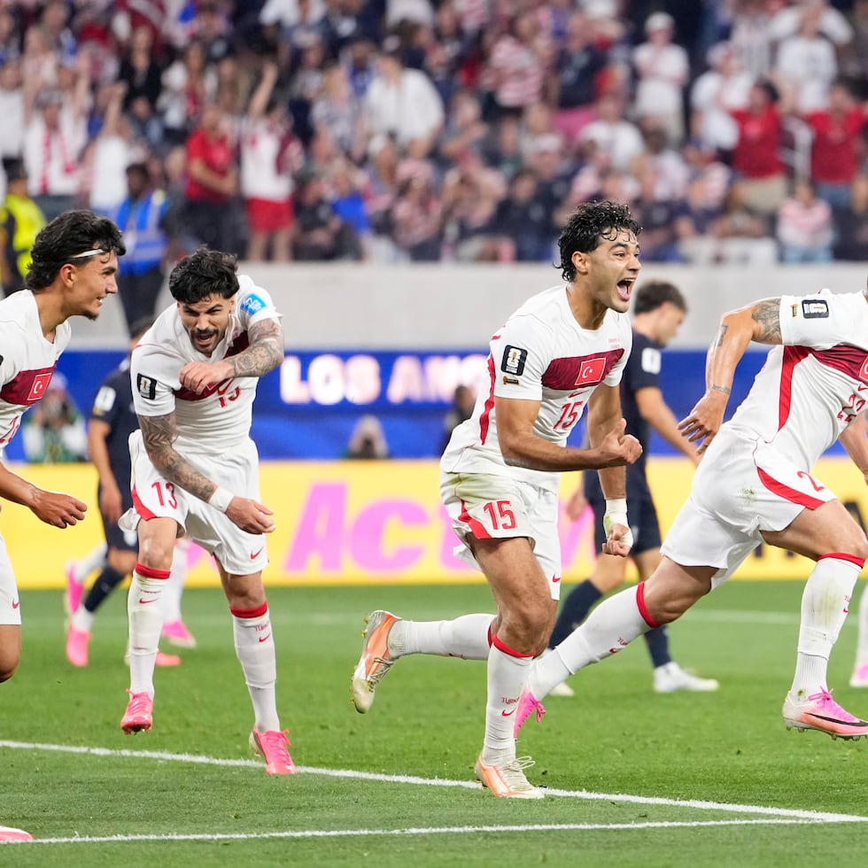 Kaan Ayhan (derecha) festeja luego de anotar el tanto del triunfo de Turquía sobre Estados Unidos en el Mundial.