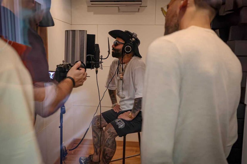 Es estudio cuenta con una cabina de grabación.