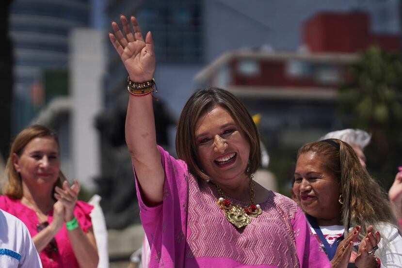 La senadora Xóchitl Gálvez, candidata opositora a las elecciones presidenciales de 2024, saluda durante un acto político en el monumento del Ángel de la Independencia, en la Ciudad de México.