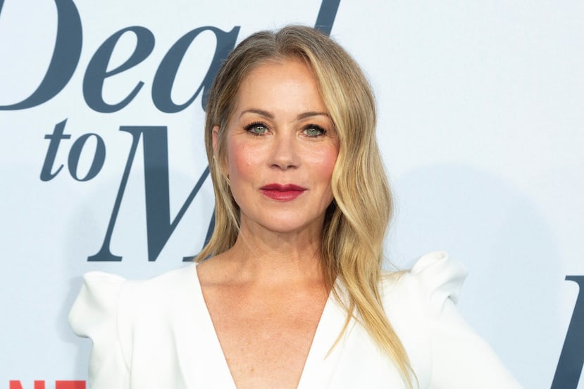 La actriz estadounidense Christina Applegate, de 49 años, reveló el 10 de agosto de 2021 en su cuenta de Twitter que fue diagnostica hace unos meses con esclerosis múltiple. “Hola amigos. Hace unos meses me diagnosticaron esclerosis múltiple. Ha sido un viaje extraño. Pero he recibido tanto apoyo de personas que conozco que también padecen esta afección”, escribió la artista que se dió a conocer en 1987 en la irreverente comedia “Married... with Children” de Fox. “Ha sido un camino difícil. Pero como todos sabemos, el camino sigue adelante. A menos que algún imbécil lo bloquee”.