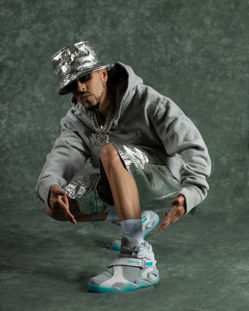 Yandel posa con las zapatillas deportivas Ewing x Yandel Rogue de la marca Ewing Athletics.