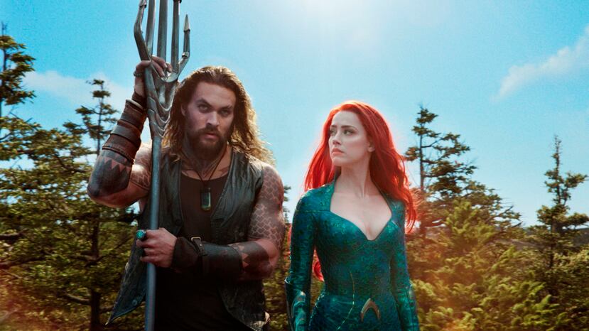 Los actores Jason Momoa (izquierda) y Amber Heard en una escena de la cinta "Aquaman". (AP)