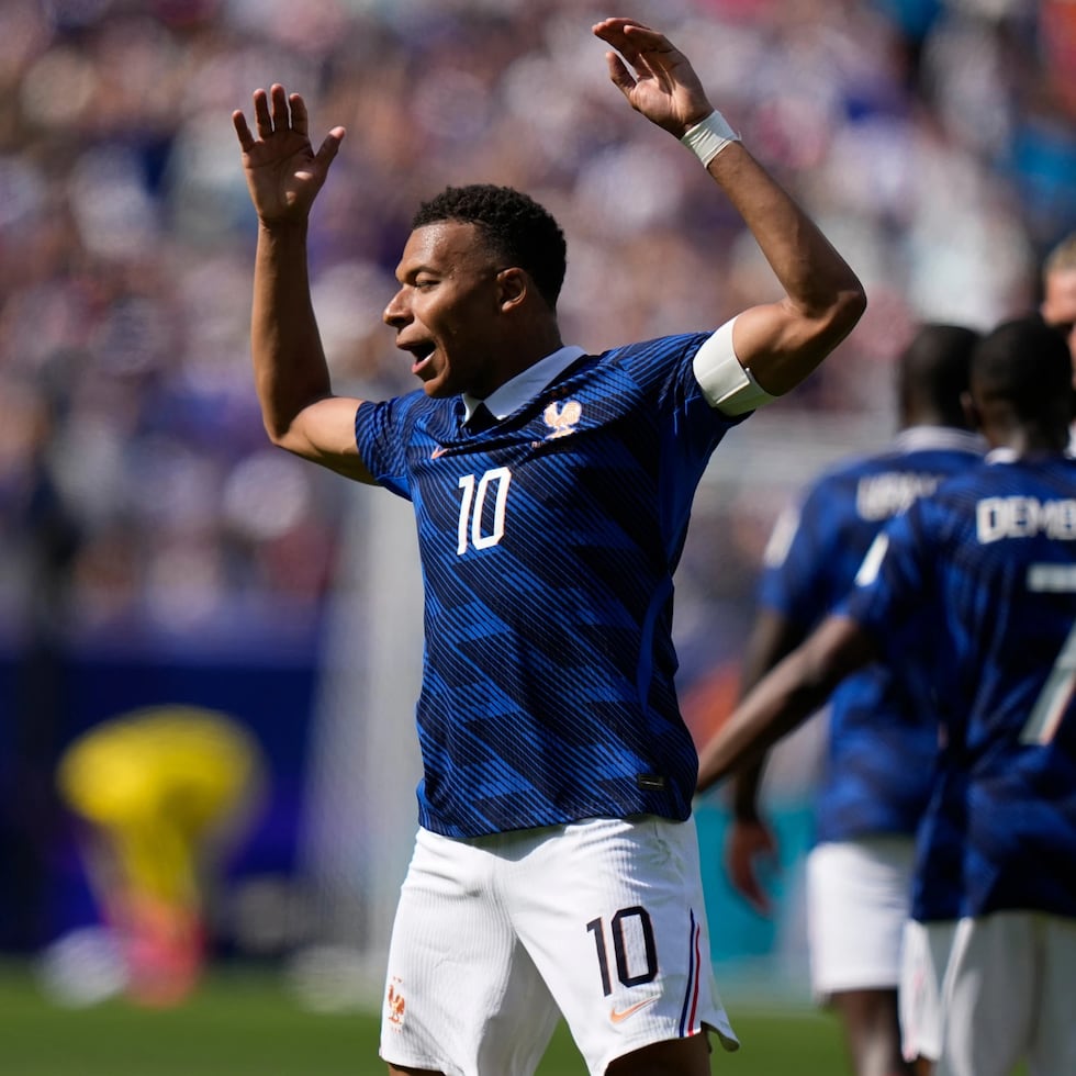 Kylian Mbappé celebra su primero de dos goles en la victoria 3-1 de Francia sobre Senegal este martes en Nueva York.