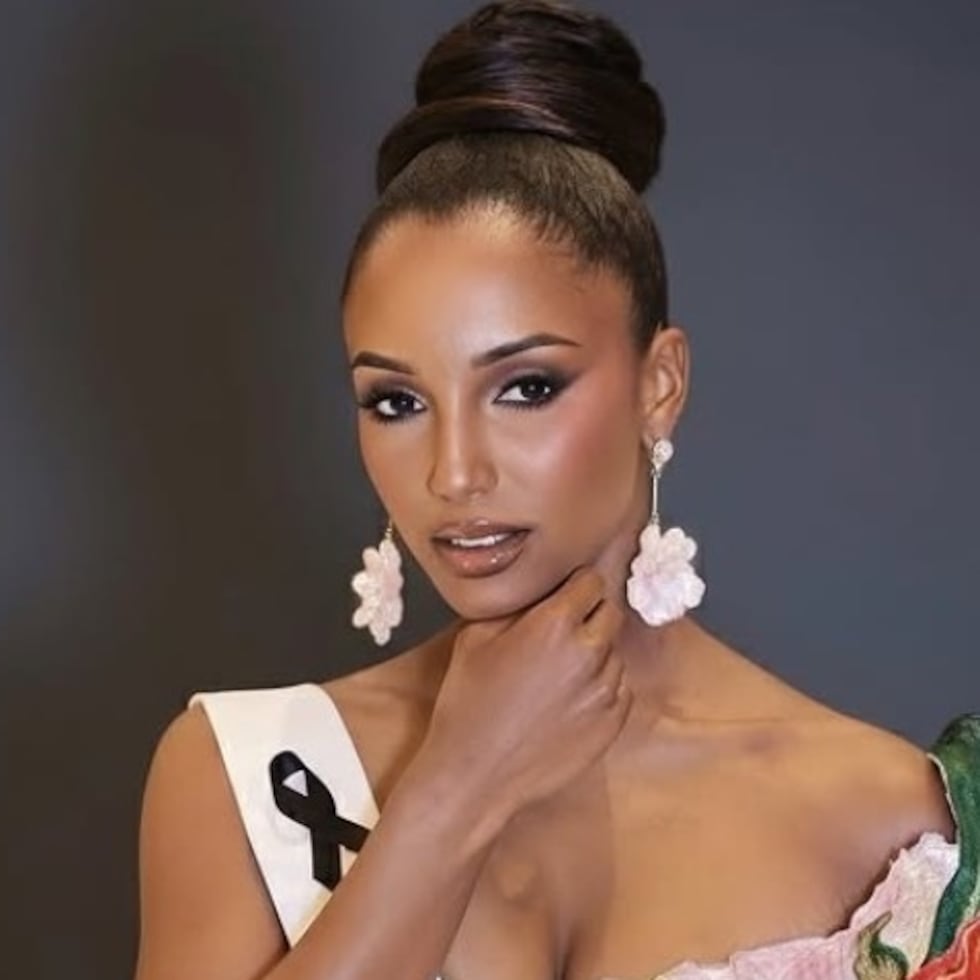 Mientras modelaba con seguridad un vestido anaranjado, Miss Universe Jamaica perdió noción del límite del escenario y dio un paso de más.