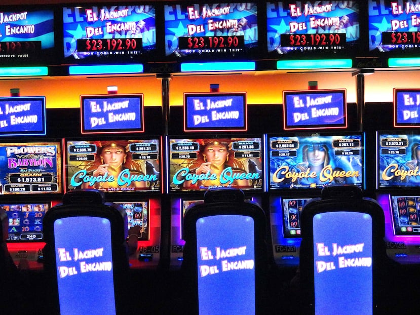 En los casinos que tienen las máquinas Jackpot del Encanto podrás disfrutar de un ambiente agradable y buena música.