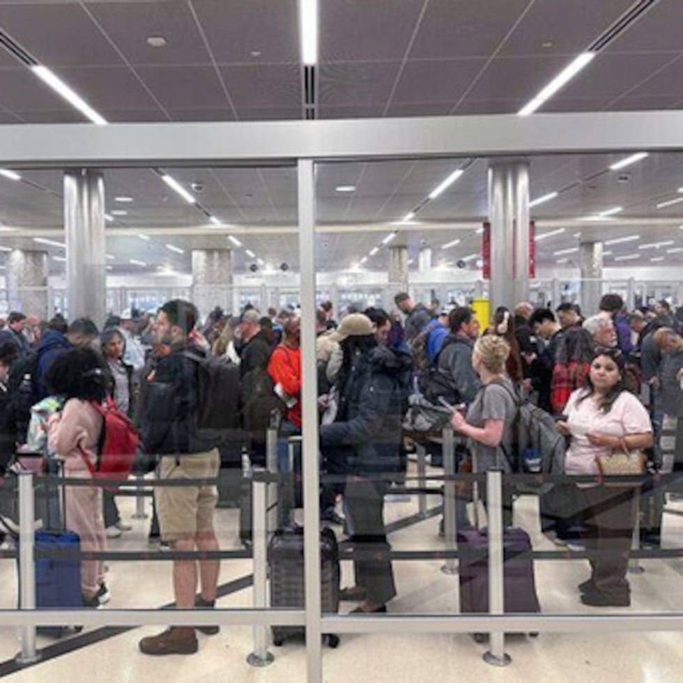 Viajeros hacen cola en un control de seguridad del Aeropuerto Internacional Hartsfield-Jackson de Atlanta el lunes 16 de marzo de 2026. (AP Photo/Emilie Megnien)