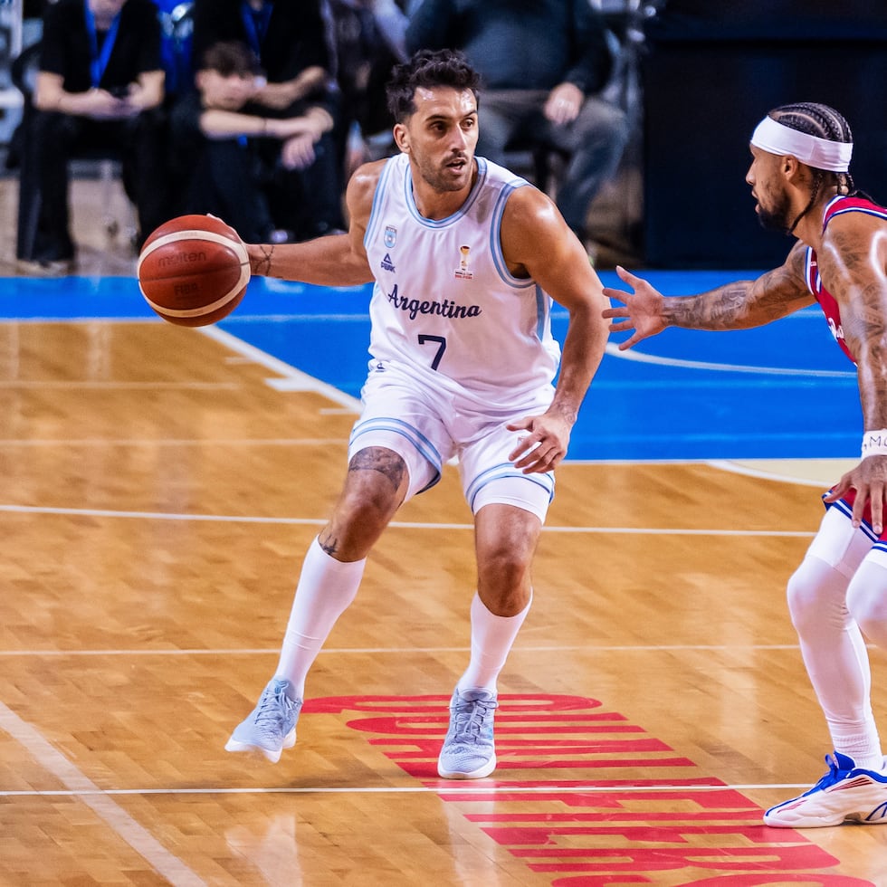 Facundo Campazzo es defendido por José Alvarado.
