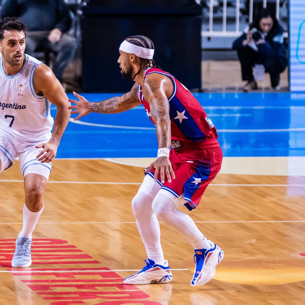 Facundo Campazzo, de Argentina, maneja el balón contra José Alvarado, de Puerto Rico.