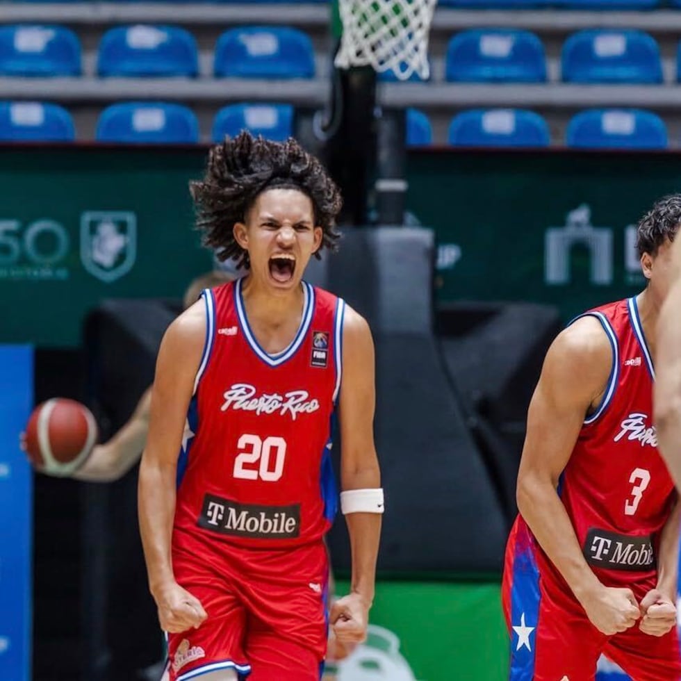 Darell Rodríguez celebra durante el juego entre Puerto Rico y Argentina.