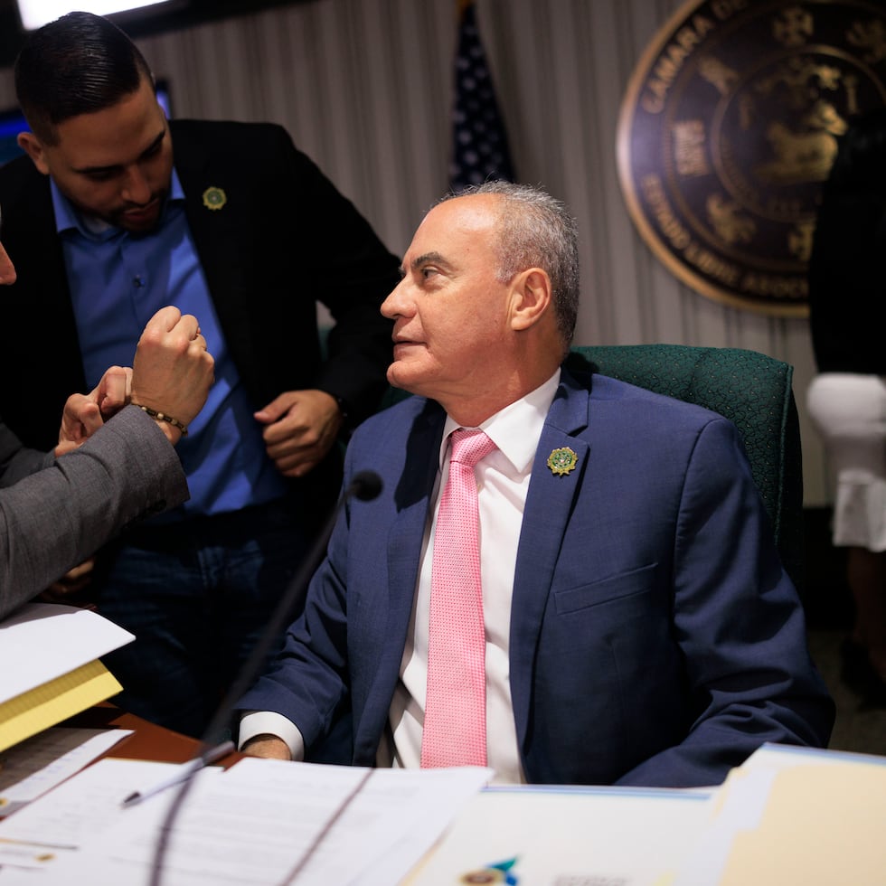 El presidente de la Comisión cameral de Gobierno, Víctor Parés (al centro), opinó que la causa del evento fue la falta de mantenimiento.