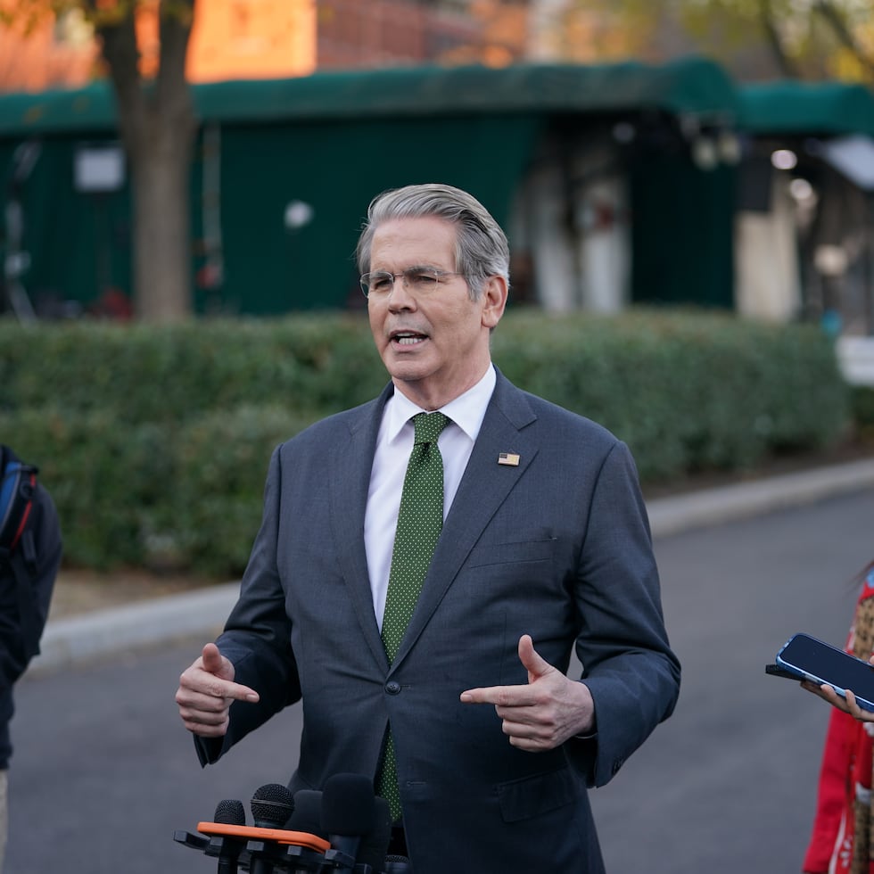 El secretario del Tesoro de Estados Unidos, Scott Bessent, habla con reporteros en la Casa Blanca.