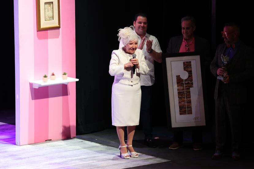 Una emocionada Ángela Meyer se dirige al público en medio del homenaje que le llevaron a cabo al finalizar la primera función de "Como coco". (Fotos: Will Omar)