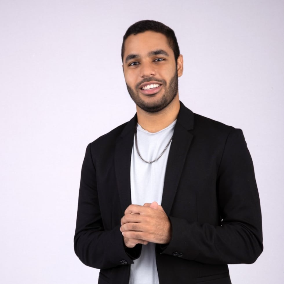 Kevin Gabriel Rodríguez Hernández en la actualidad tiene un segmento de finanzas en Noticentro al amanecer en Wapa TV.