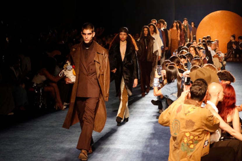 Modelos desfilan durante la pasarela inaugural de Colombiamoda este sábado, en Medellín.