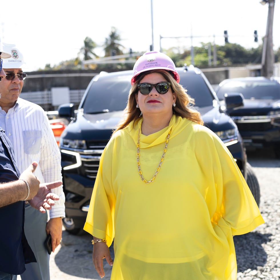 El jueves, la gobernadora Jenniffer González (derecha) participó de anuncios sobre temas energéticos en Vega Baja y la central Palo Seco (Toa Baja).