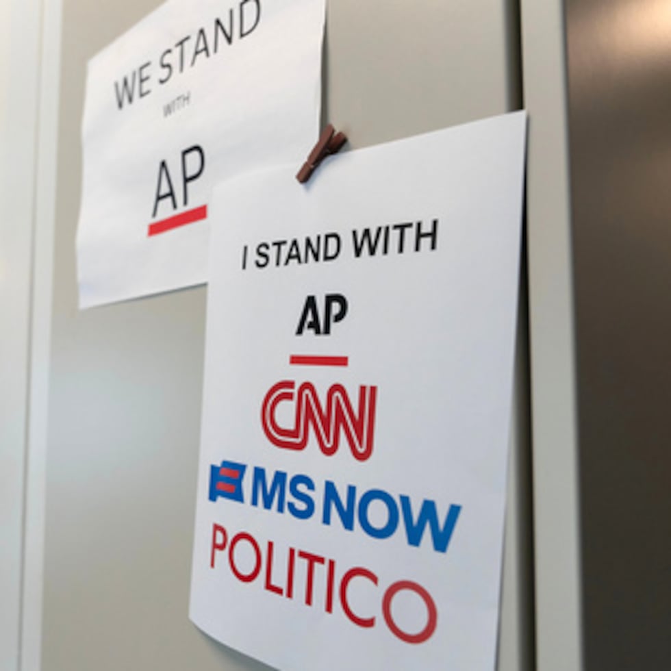 En la sala de prensa de la Casa Blanca, el 19 de septiembre de 2026, en Washington, se ve un cartel en apoyo a los medios de comunicación.