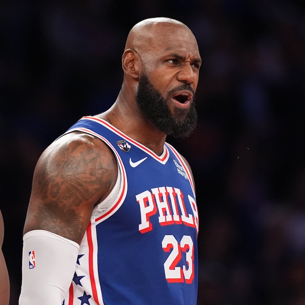 LeBron James, de los 76ers de Filadelfia, grita en el partido ante los Knicks de Nueva York, el martes 20 de octubre de 2026 (AP Foto/Frank Franklin II)