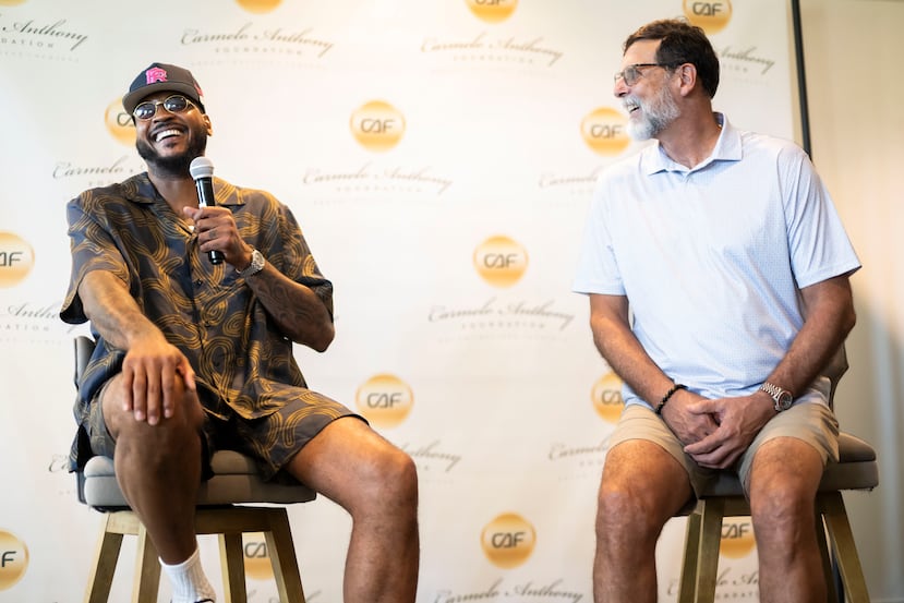 Carmelo Anthony junto a Pelegrín Vargas, padre, director ejecutivo de la YMCA de San Juan.