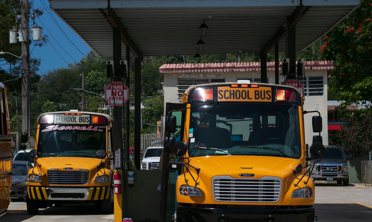 Transportistas escolares amenazan con parar servicios por deuda millonaria de Educación
