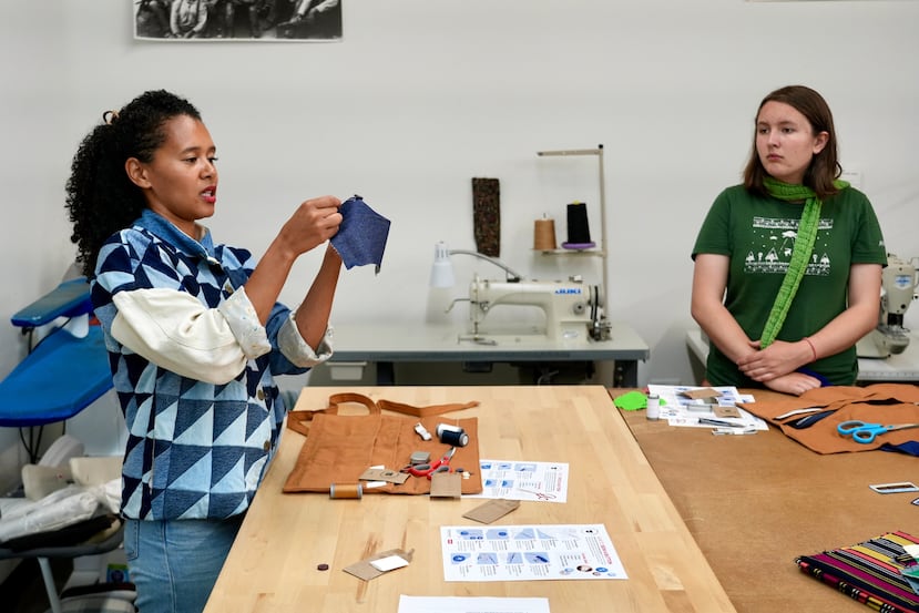Ella Fassler Clausen, empleada de Levi’s, imparte un taller de costura en una tienda de Levi’s del centro de San Francisco.