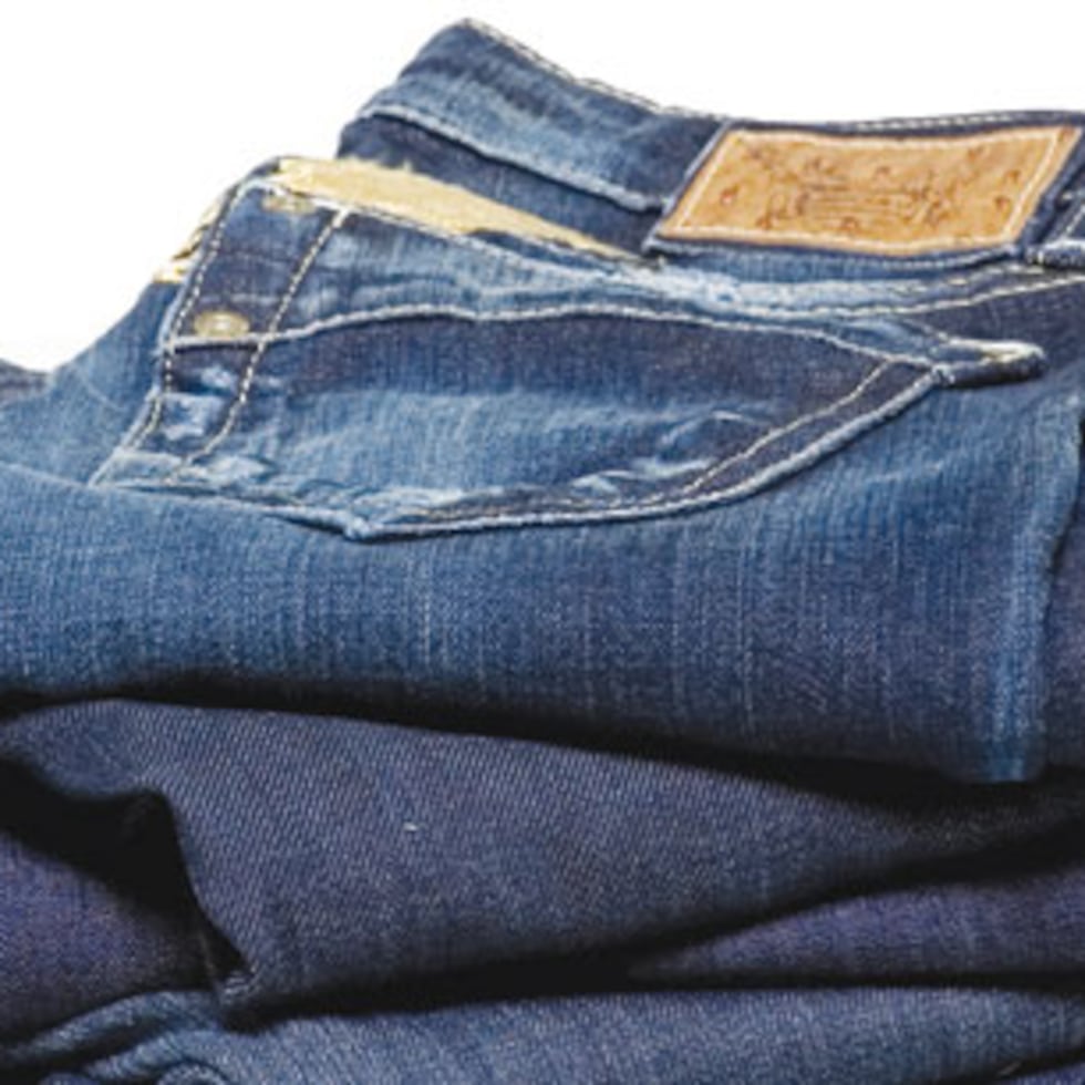 Las ventas de los emblemáticos pantalones tejanos azules bajaron 6% en el último año después de décadas de crecimiento casi constante. (Archivo)